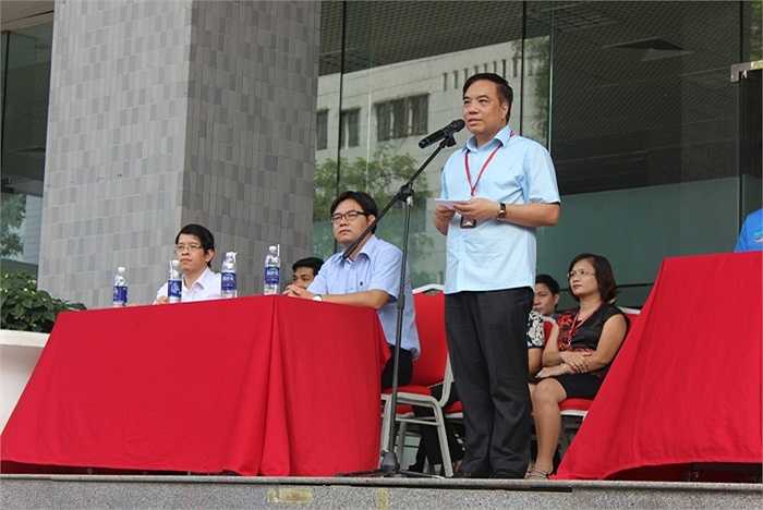 PGS.TS Bùi Anh Tuấn (Hiệu trưởng ĐH Ngoại thương Hà Nội) chia sẻ ý nghĩa thiết thực của các hoạt động tình nguyện và giao nhiệm vụ đối với các bạn sinh viên.