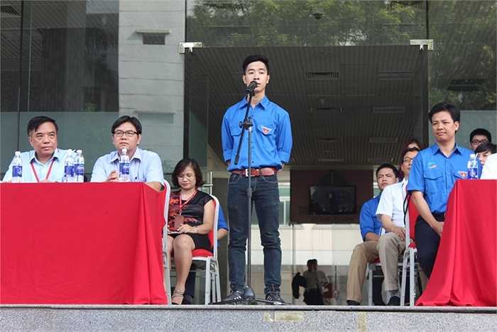 Bạn Dương Đức Mạnh (đại diện tình nguyện viên ĐH Ngoại thương) phát biểu cảm xúc khi tham gia tình nguyện.