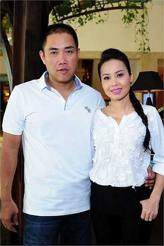 Chồng nữ ca sỹ là chủ của trung tâm băng đĩa lớn nhất Sài Gòn từ năm 2000 tới nay. 