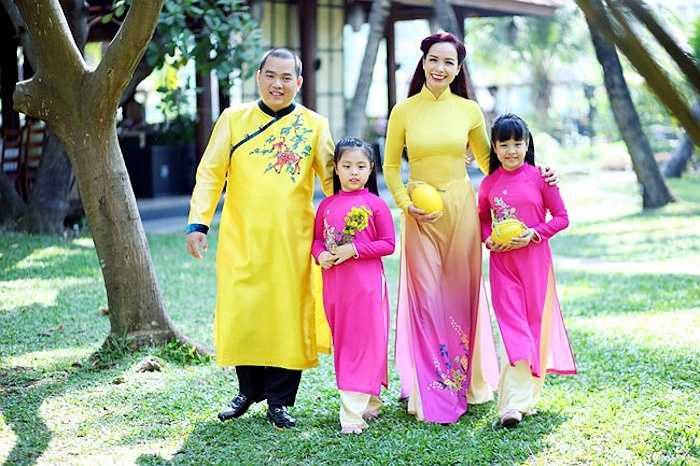 Gia đình hạnh phúc của nhạc sỹ Minh Khang và cựu siêu mẫu Thúy Hạnh khiến nhiều phải ao ước. 