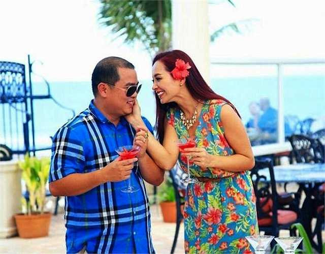 Cặp đôi luôn dành cho nhau những cử chỉ yêu thương, lãng mạn không kém những ngày mới cưới. 