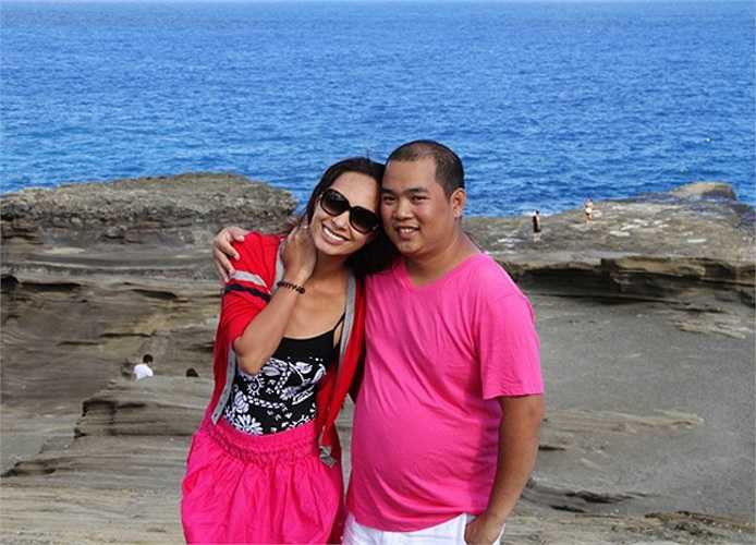 Sau 10 năm kết hôn, cặp đôi vẫn giữ được ngọn lửa hạnh phúc như thủa ban đầu. 