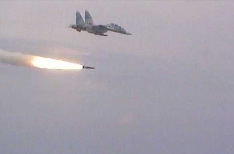 Theo dữ liệu Viện Nghiên cứu Hòa bình Quốc tế Stockhom (SIPRI), năm 2009 Việt Nam ký hợp đồng với Nga mua 80 quả đạn Kh-31A trang bị cho tiêm kích Su-30MK2 đảm nhiệm vai trò tác chiến trên biển. Toàn bộ tên lửa được chuyển giao trong năm 2011-2012. Ảnh: đạn Kh-31A khởi động động cơ bắt đầu hành trình bay tiến tới mục tiêu.