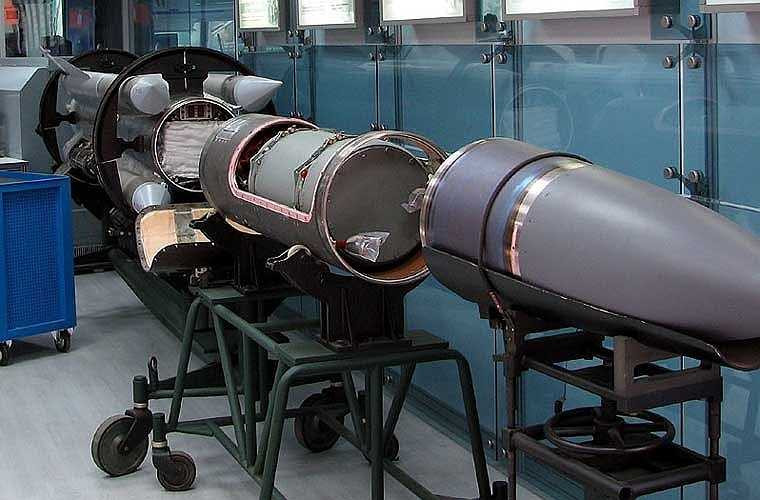  Trong ảnh là các phần tách rời của quả đạn Kh-31A với radar (đầu mũi), thuốc nổ (tiếp sau mũi) và động cơ đẩy. 