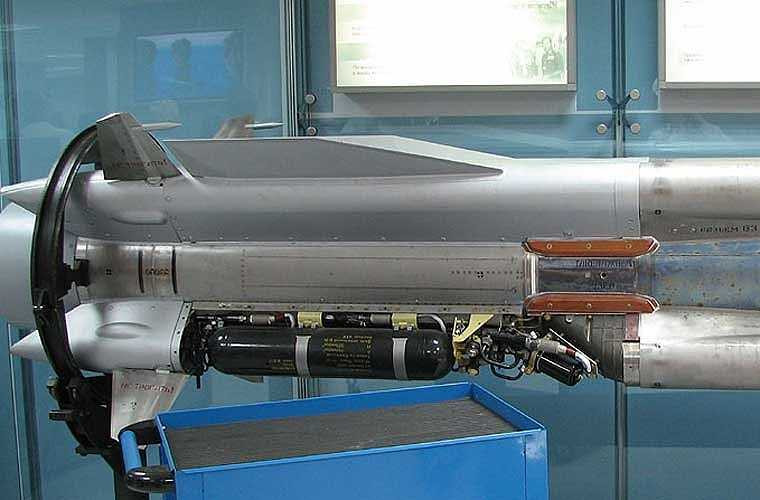  Cận cảnh phần đuôi chứa động cơ – “thành phần quan trọng nhất tạo nên sức mạnh của Kh-31A”. Trên phần này có 4 cánh lái đuôi lớn, 4 cửa hút không khí sử dụng cho động cơ ramjet (phản lực tĩnh siêu âm). 