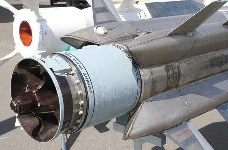  Ở phần đuôi là động cơ khởi tốc được kích hoạt để đưa quả tên lửa lên tốc độ Mach 1,8. Ở tốc độ đó thì động cơ ramjet mới có thể khởi động. 