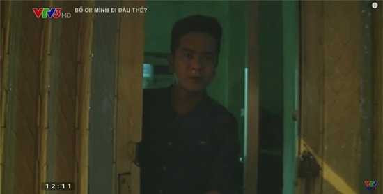 Cánh cửa sắt được quét vôi vàng với dây điện phía trước 