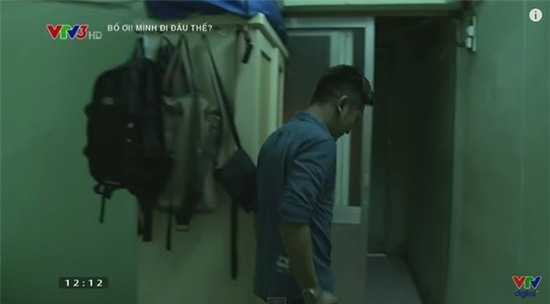 Cánh cửa sắt được quét vôi vàng với dây điện phía trước 