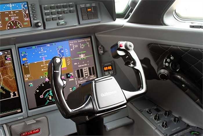 Đây là chiếc máy bay cao nhất, dài nhất và cabin rộng nhất theo dòng của nó. Buồng lái được trang bị hiện đại, động cơ Roll-Royces tối tân, camera ngoại biên và các thiết bị định vị hiện đại khác