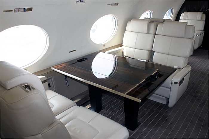 Sức chứa của chuyên cơ là 8 hành khách cùng với 4 thành viên phi hành đoàn. Với diện tích rộng rãi, số lượng người này có thể thoải mái làm những gì mình thích trên máy bay