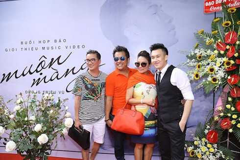 Đàm Vĩnh Hưng đến chúc mừng học trò cưng.