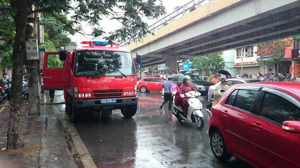 Hà Nội: Cháy lớn công ty nội thất trên phố Láng Hạ