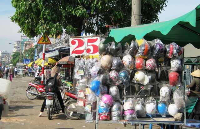 Hàng loạt 'công ty' lớn bán tràn lan mũ bảo hiểm rởm