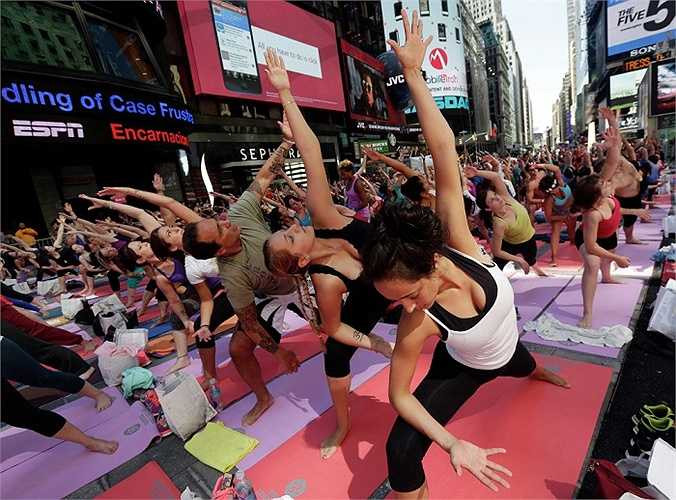 Hàng ngàn người New York cũng tham gia ngày hội lớn này ở Quảng trường Thời đại