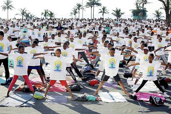 Hàng trăm học sinh học yoga ở bãi biển Bắc, Durban