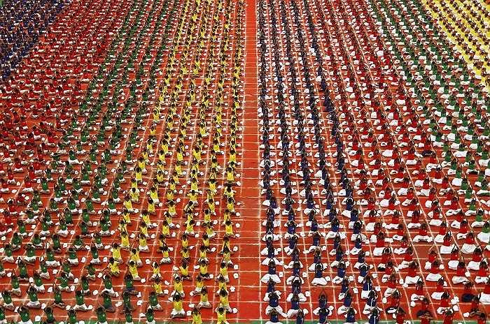 Các em học sinh tập yoga ở Chennai, Ấn Độ
