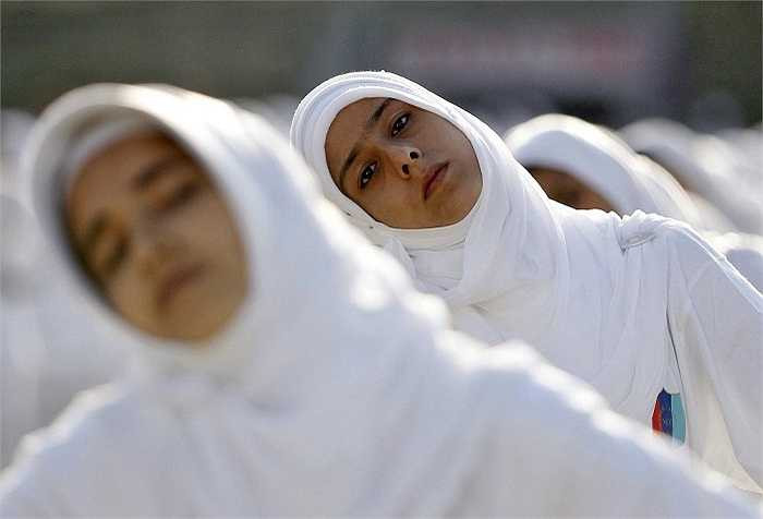 Những cố gái Ấn Độ mặc trang phục trắng tập yoga