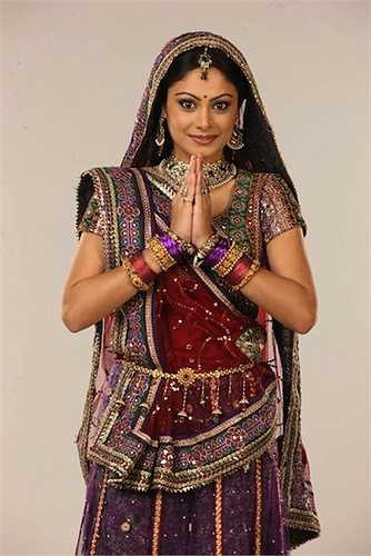 Sau Avika Gor, Toral Rasputra là nữ diễn viên đảm nhận vai chính Anandi trong phim truyền hình Ấn Độ 'Cô dâu 8 tuổi'.