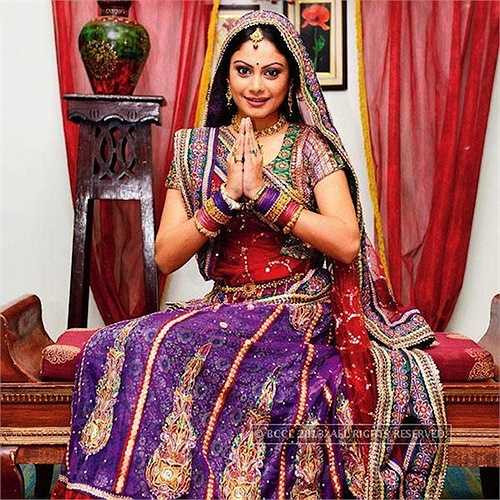 Cô sở hữu nhan sắc tròn đầy, mặn mà và gu thời trang khá kín đáo.