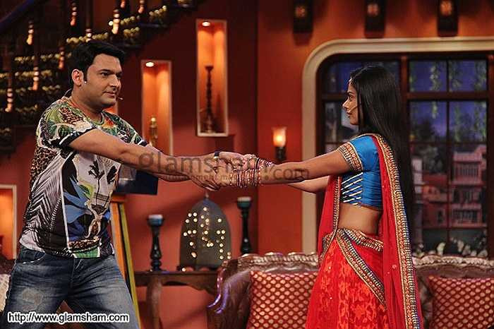 Vòng eo thon gọn được cô khoe khéo léo với trang phục hở bụng.