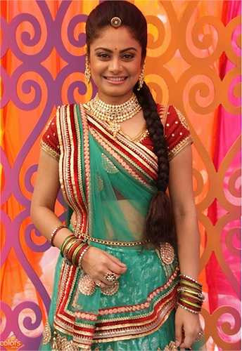 Lớp voan mỏng giúp cô khoe da thịt một cách khéo léo.