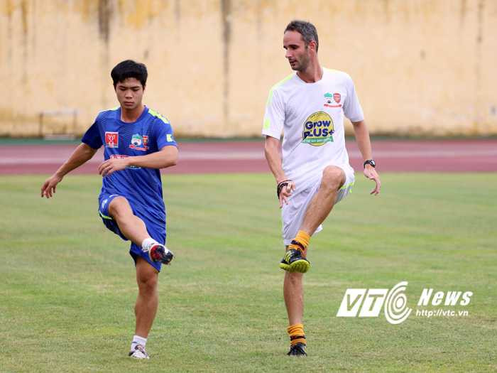 Công Phượng tập nhẹ cùng HLV thể lực