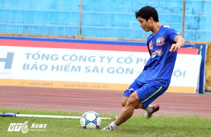 Công Phượng thực hiện bài đá phạt góc