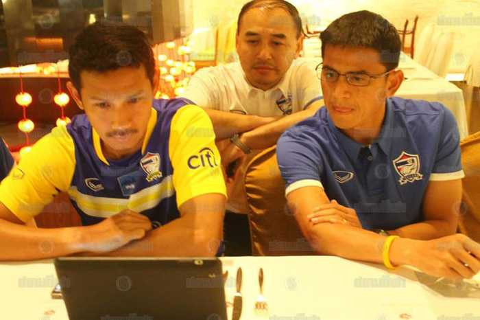 Kiatisak theo dõi trận chung kết SEA Games qua TV