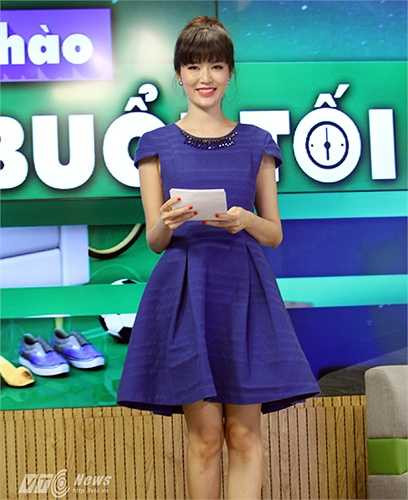 Để đảm nhận vai trò là host (người dẫn dắt) của Chào buổi tối, cô đã phải chuẩn bị rất kỹ về thông tin, kiến thức và cả cách trang điểm, ăn mặc.