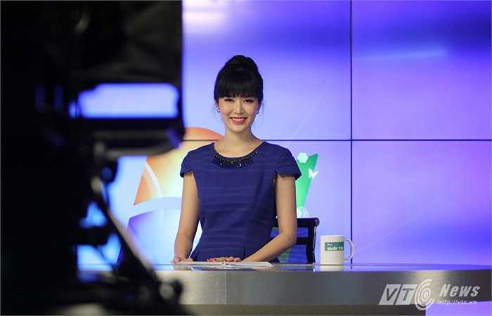 Thu Thủy cho biết, công việc là host (người dẫn dắt) của chương trình Chào buổi tối thực sự không gây quá nhiều áp lực hay khó khăn nào cho chị. 