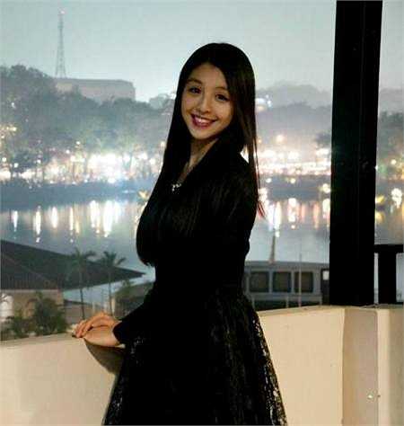 Cô gái này từng đạt Đại sứ HotVteen Hà Nội 2014, giải Nhì House dance Floor Killer 2013, Winner Seven to smoke - House dance Floor the love Vietnam 2014, giải Nhì UnderWorld contest-FPT Arena, giải Ba House dance battle Underground 1, Hoa Khôi Miss Hanoi Photo Model 2014. 