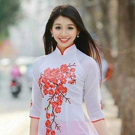 Nụ cười tỏa nắng khiến bao chàng trai mê mẩn.