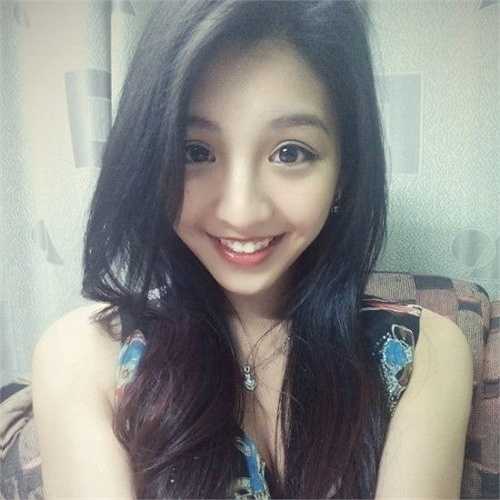 Hoa khôi chia sẻ: 'Trước thời điểm bắt đầu đêm chung kết mình thấy hồi hộp nhưng khi đã bước lên sân khấu, trước tất cả mọi người thì mình đã lấy lại được sự tự tin bằng những nụ cười tươi nhất'. 