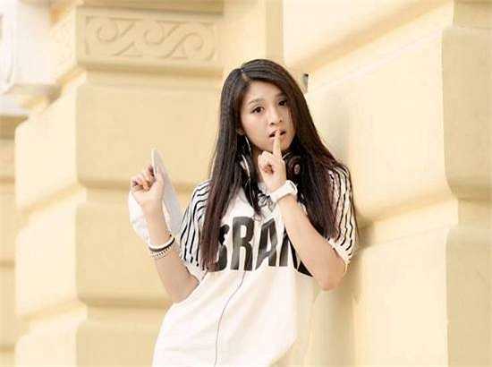 Ngoài học tập, Thanh Tú còn làm mẫu ảnh và đi dạy.