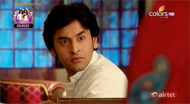 Có khán giả cho rằng, Cô dâu 8 tuổi hay nhưng chi tiết lằng nhằng, mỗi khi có sự kiện xảy ra, máy quay thường chiếu cận cảnh gương mặt các thành viên trong gia đình Anandi, sau đó mới tới sự kiện khiến người xem bực bội, ức chế.