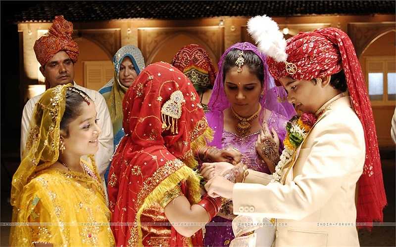 'Đến lớp có 50 đứa thì hơn một nửa lớp kêu gào ầm ĩ vì mẹ chúng nó cũng như mẹ mình, dán mắt vào phim chỉ có mỗi điệp khúc: Ôi thần linh ơi xin phù hộ! Ôi thần linh ơi tại sao tôi lại khổ thế này...', Phạm Huệ chia sẻ. Tuy vậy, các diễn viên của đoàn phim vẫn hy vọng Cô dâu 8 tuổi có thể dài hơn nữa. Toral Rasputra, người thể hiện vai Anandi trưởng thành nói: 'Tôi mong rằng, nếu có thể, chúng tôi không chỉ dừng lại ở 1.500 tập, mà còn hơn thế nữa'. (Nguồn: Dân Việt)