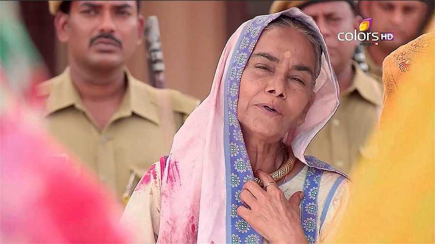 Trước đó, khi Cô dâu 8 tuổi rập rình ra mắt nhưng đã bị phía Ấn Độ cấm ngưng chiếu vì phim đề cập đến những mặt tiêu cực của đời sống hôn nhân. Nhưng vì sự phản đối của công chúng nên phim được công chiếu. Đến thời điểm hiện tại, phim đã phát sóng được gần 1.000 tập tại Ấn Độ.