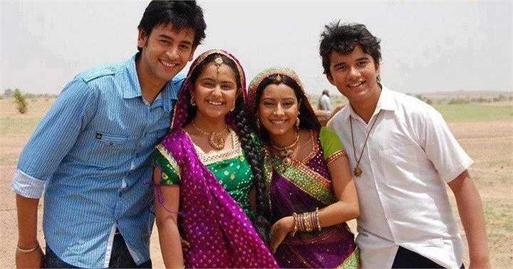 Sau gần 1.000 tập, cô bé Anandi giờ đã là một thiếu nữ tuổi 20 và đoàn phim vẫn đang tiếp tục thực hiện những tập tiếp theo với nhiều tình tiết gay cấn.