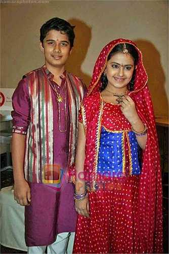 Theo nhà sản xuất tiết lộ, phim gồm 1.927 tập, do cặp đạo diễn Sidharth Segnupta và Pradeep Yadav dàn dựng, khởi chiếu tại Ấn Độ bắt đầu từ tháng 7.2008 trên kênh Colors TV. 