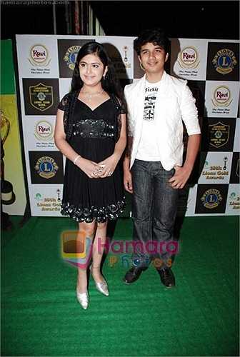 Nhân vật chính 'cô dâu 8 tuổi' sẽ do 3 nữ diễn viên thể hiện, ngôi sao nhí sinh năm 1997 Avika Gor thể hiện vai Anandi thời nhỏ (từ tập 1 - 516), Toral Rasputra vai Anandi trưởng thành (từ tập 1.218 - hiện tại) và Pratyusha Banerjee vai Anandi trung niên (từ tập 516 - 1.214). 