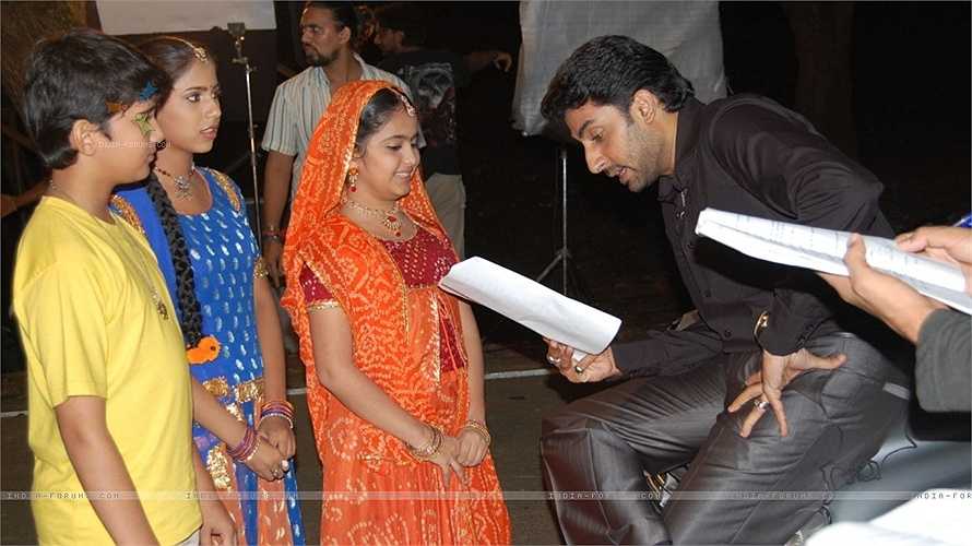 Tương tự, chồng của Anandi là Jagdish do ngôi sao nhí 16 tuổi Avinash Mukheriee (từ tập 1 - 516) và Jagdish trưởng thành do nam tài tử điển trai Shashank Vyas thể hiện (từ tập 517 đến hiện tại).