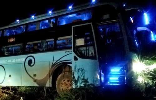 Ôtô chơi vơi bên vực thẳm, 50 hành khách hoảng loạn