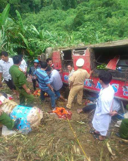 Xe giường nằm chở hơn 40 hành khách rơi xuống vực sâu