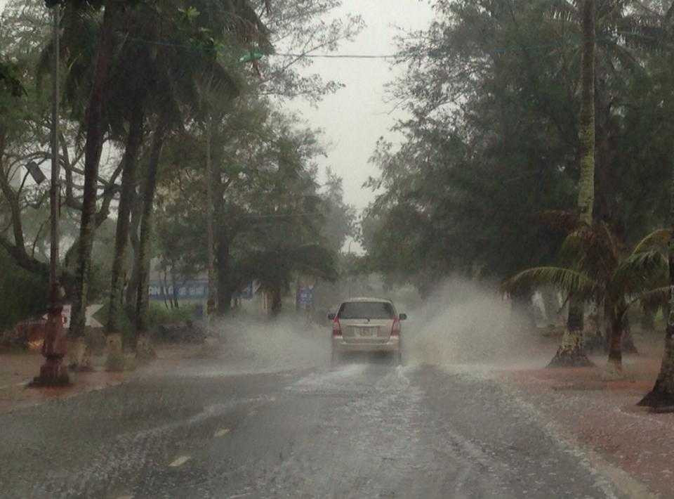 Bão giật cấp 12 đổ bộ vào Quảng Ninh - Hải Phòng