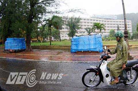 Bão giật cấp 12 đổ bộ vào Quảng Ninh - Hải Phòng