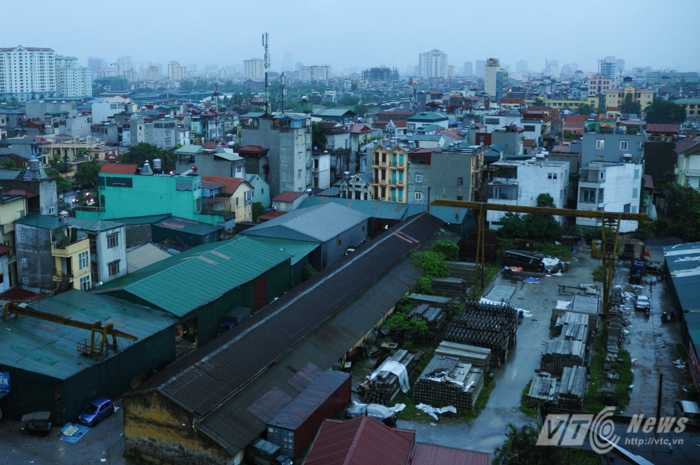 Nhiều khu vực nhà xưởng có vùng trũng cũng bị ngập trong nước mưa