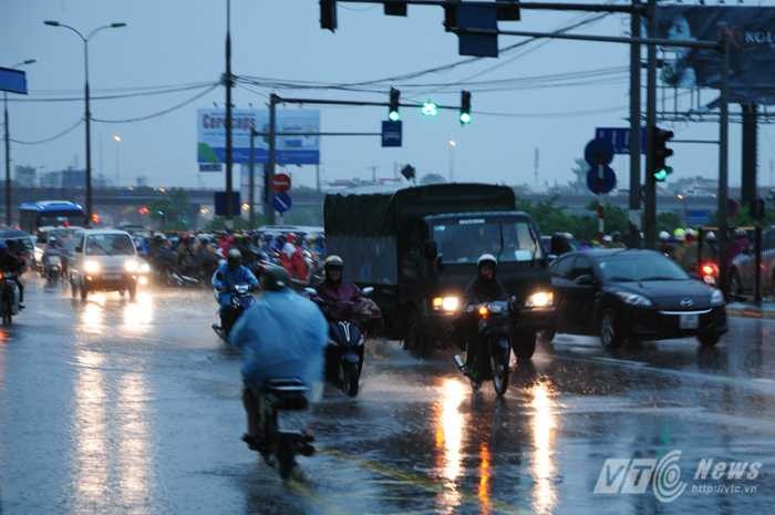 Người điều khiển phương tiện lao ngược chiều trong mưa bão để tránh vùng ngập