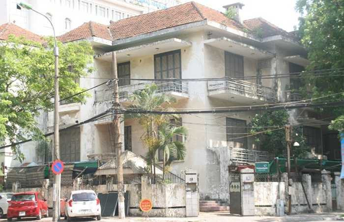 Ngôi nhà cửa đóng then cài đã nhiều năm nay