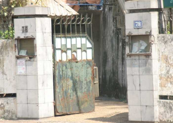 Cửa sắt hoen rỉ theo thời gian