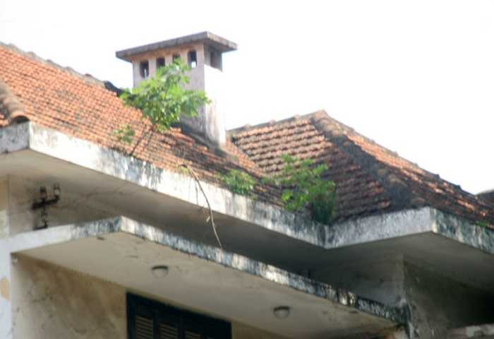 Hiện ngôi nhà đang bỏ không chỉ có 1 bảo vệ trông coi